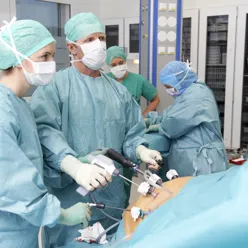 Bilde av kirurger som opererer med kikkhullteknikk