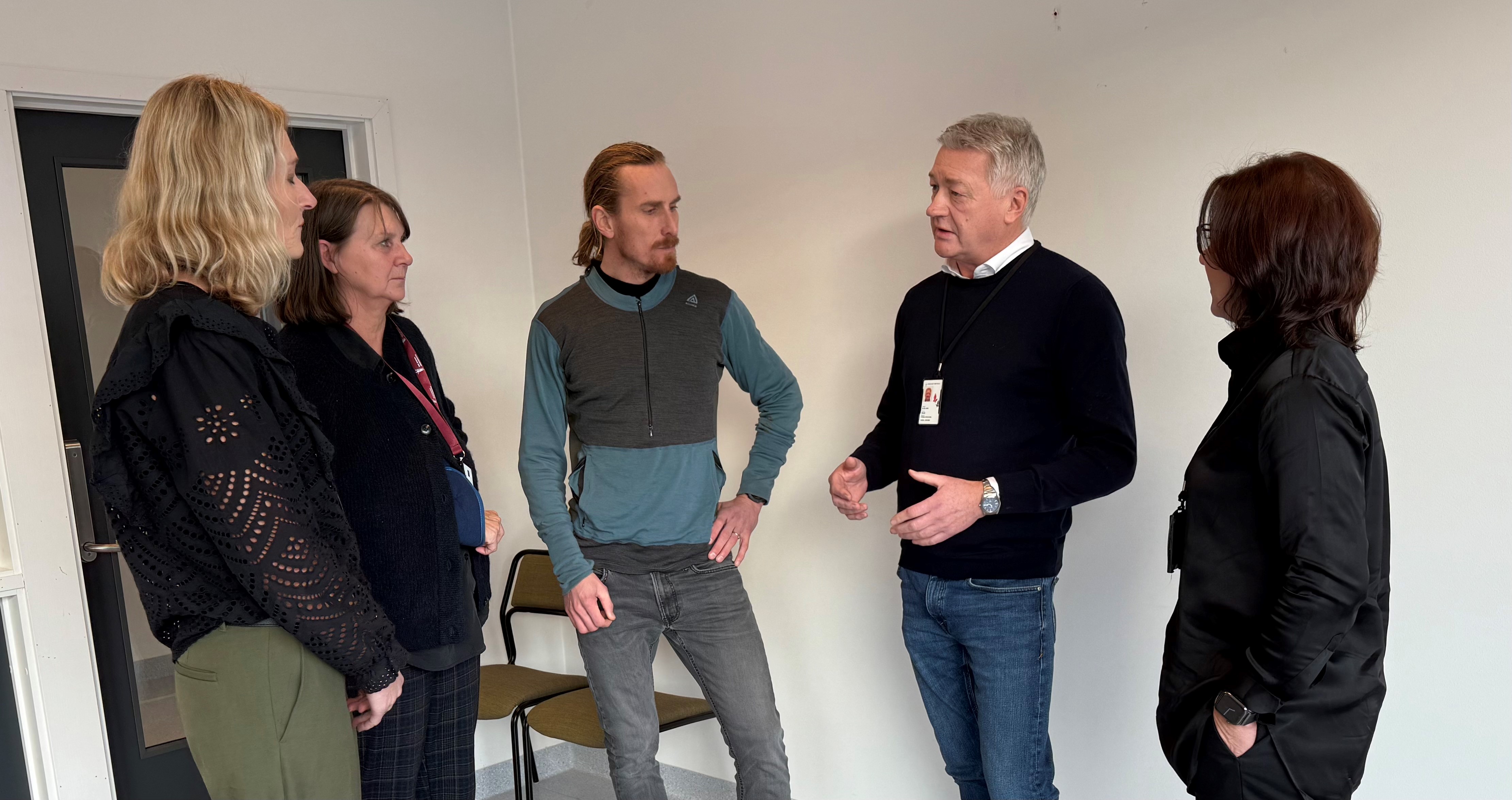 Verneombudet, adm. direktør, prosjektsjef m.fl. står og prater