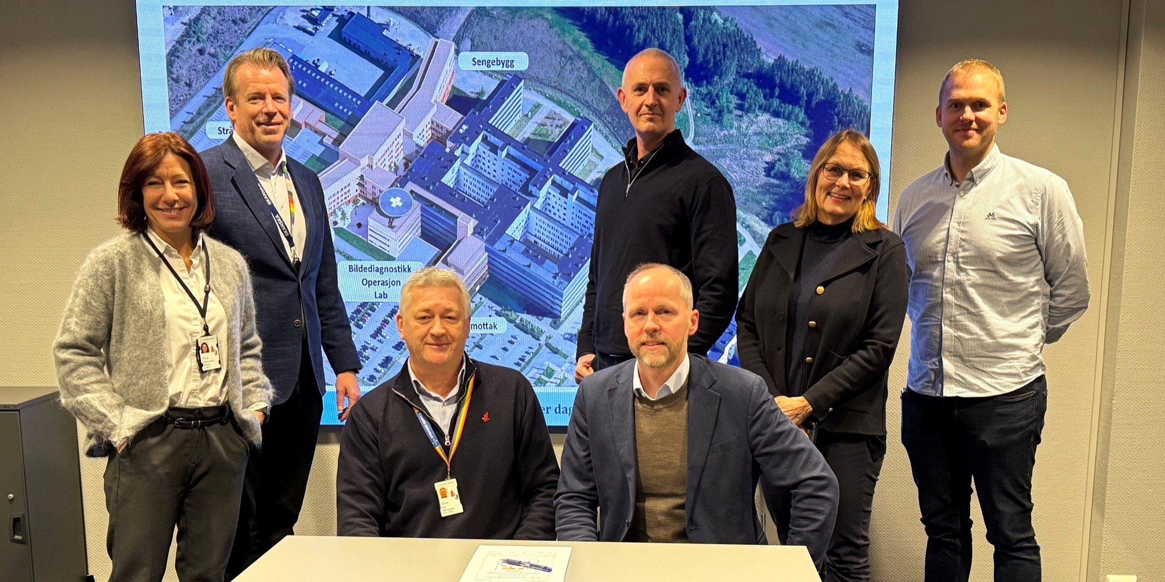 Fra v.: Anette Siebenherz, prosjektsjef Sykehuset Østfold, Peter Blume, distriktssjef Skanska, Ståle Håkull, prosjektdirektør Skanska, Lindis Burheim, prosjektsjef Sykehusbygg og Bjørn Marius Sørensen, assisterende prosjektsjef Sykehusbygg. Foran: Helge Stene-Johansen, administrerende direktør Sykehuset Østfold og Pål Aglen, konserndirektør Skanska.