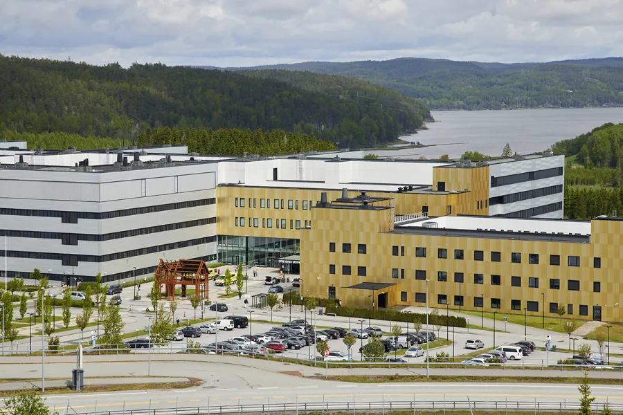 En stor bygning med parkeringsplass