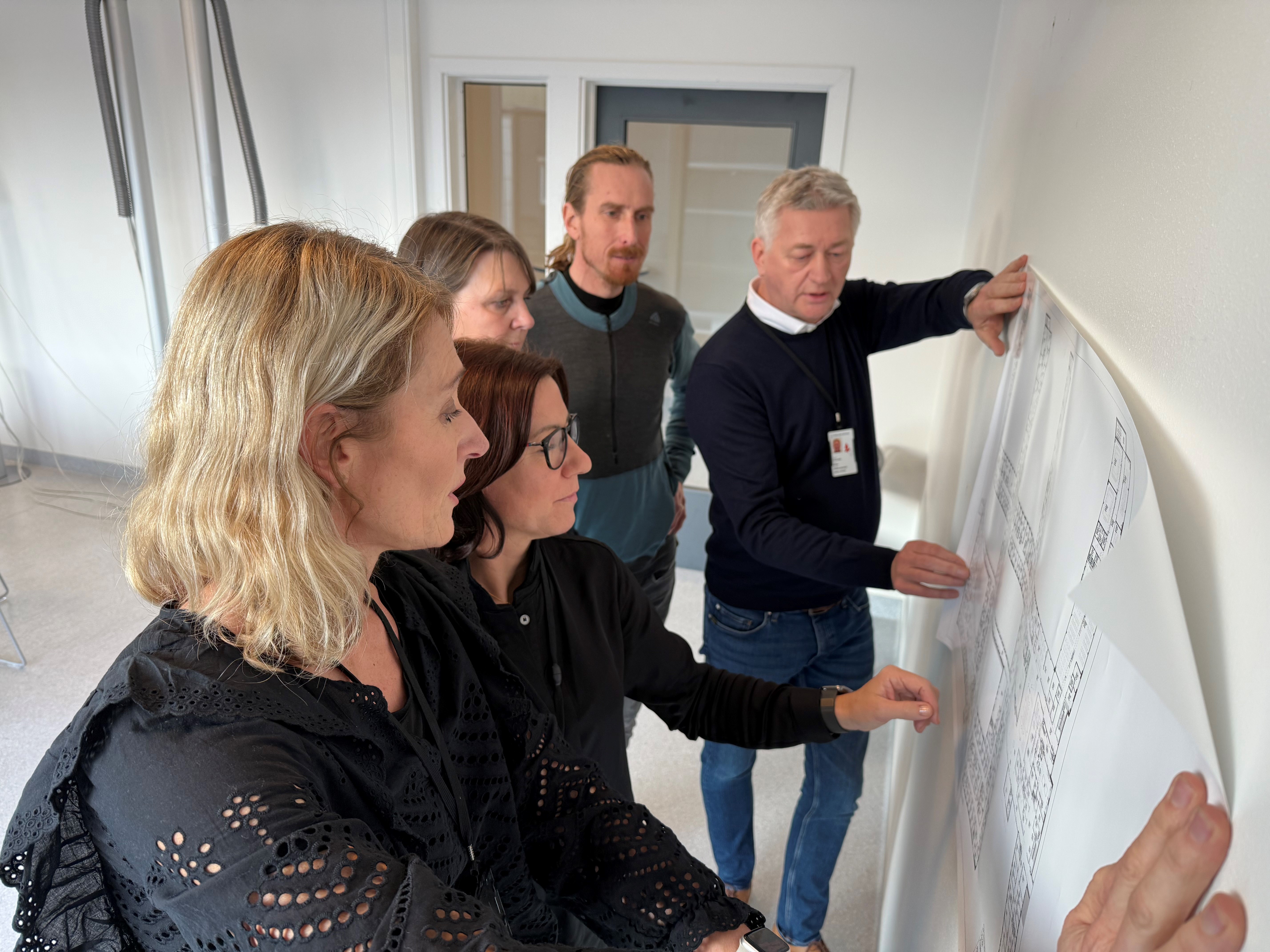 Adm. direktør, prosektsjef, hovedverneombud, foretakstillitsvalgt og  brukerrepresentant ser på arkitekttegninger