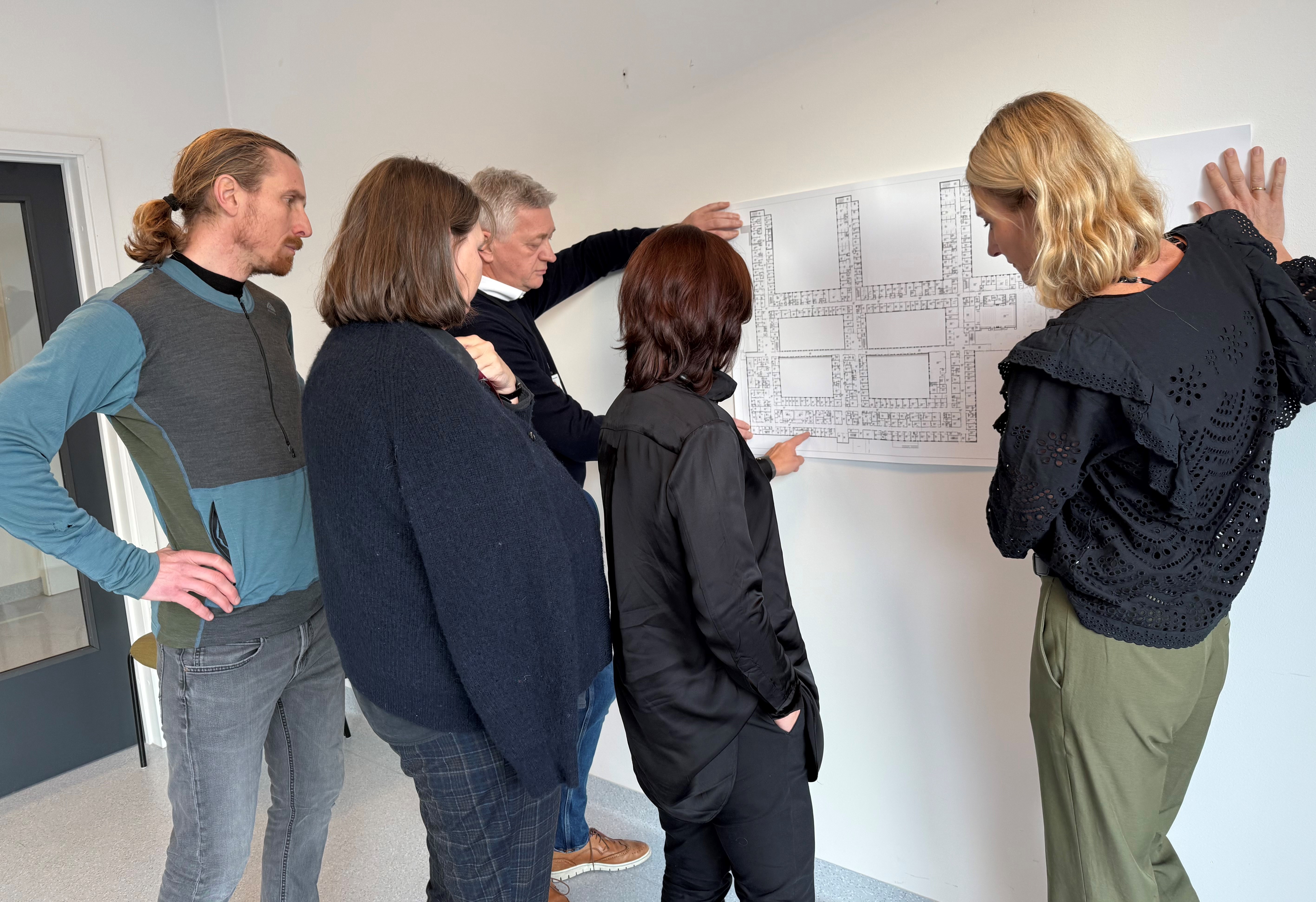 Adm. direktør, prosjektsjef, brukerrepresentant, foretaktstillitsvalgt og hovedverneombudet ser på arkitekttegninger
