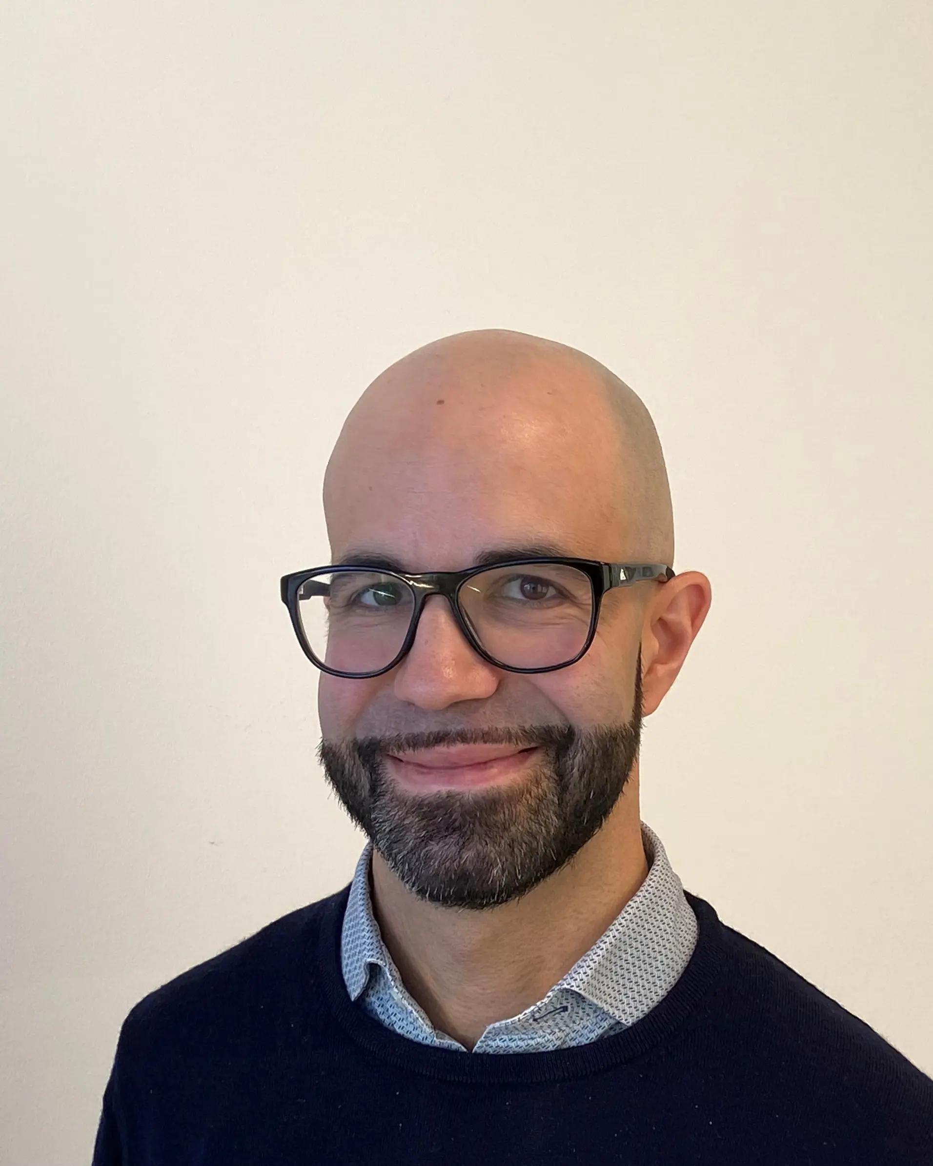 En skallet mann med briller