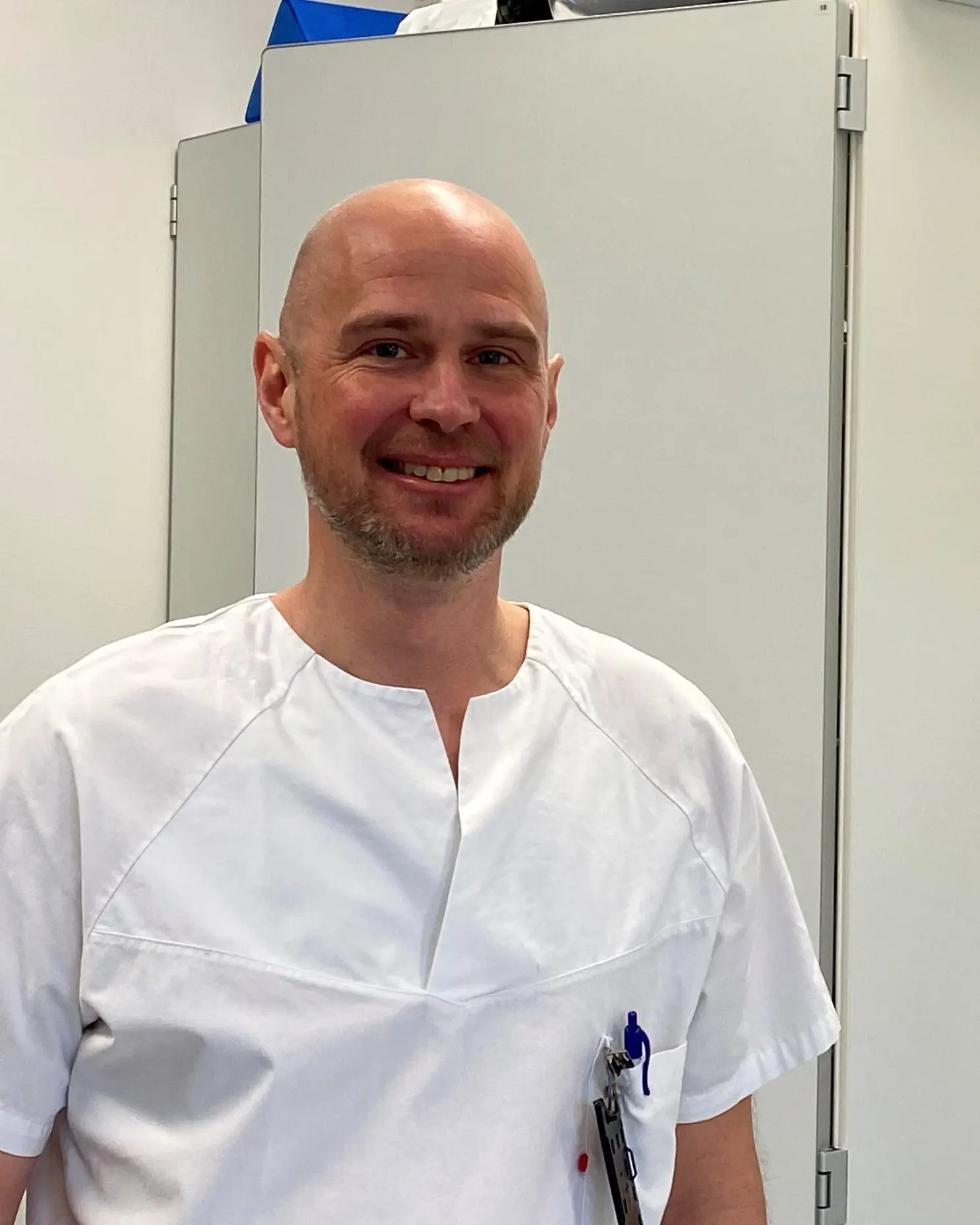 En mann iført hvit skjorte