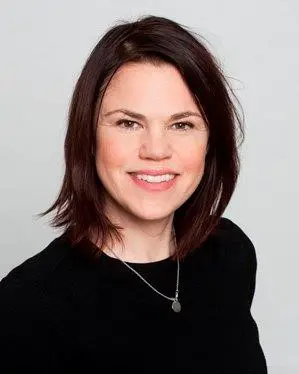 En kvinne med langt hår