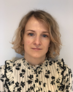 En kvinne med krøllete hår