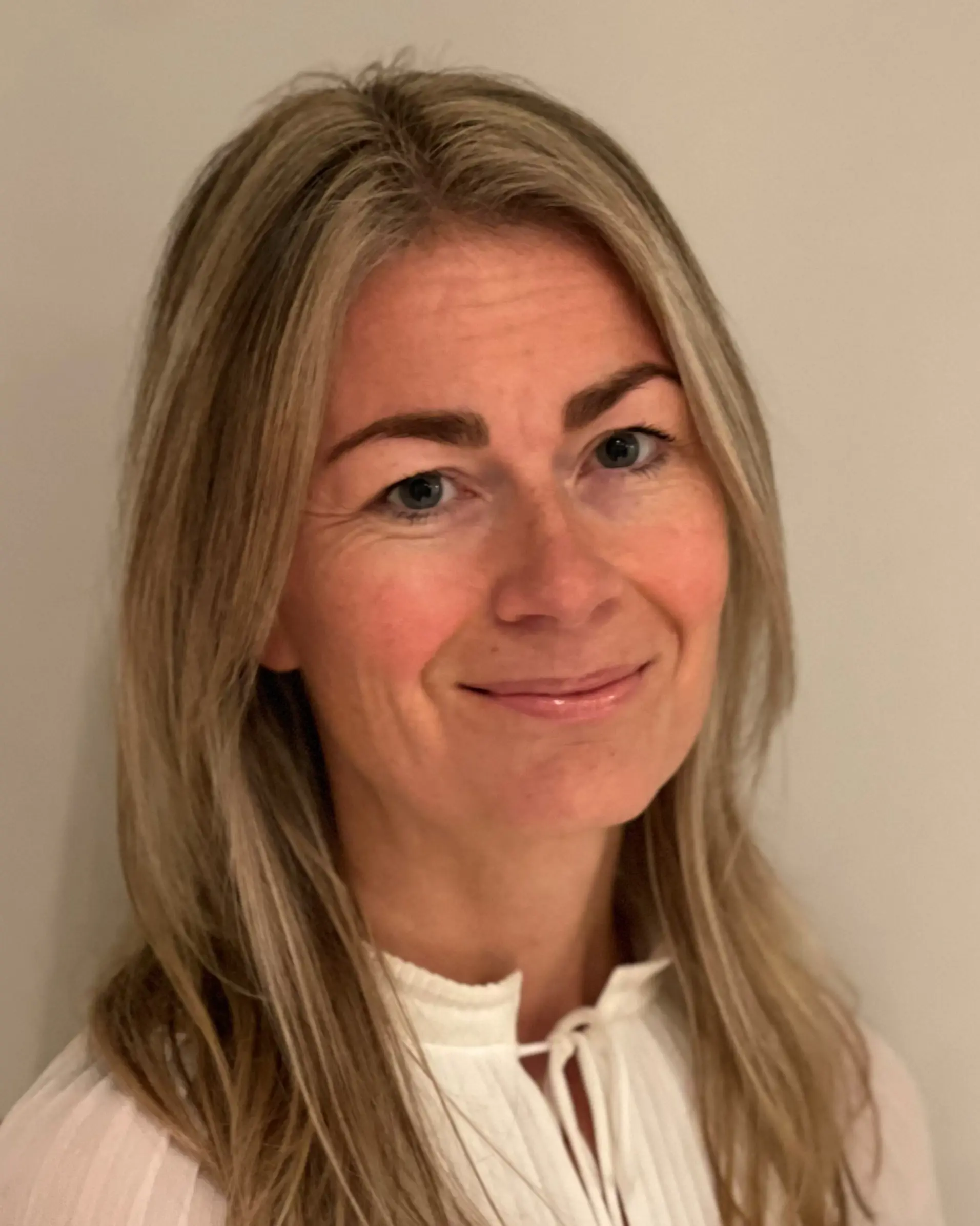 En kvinne med langt hår