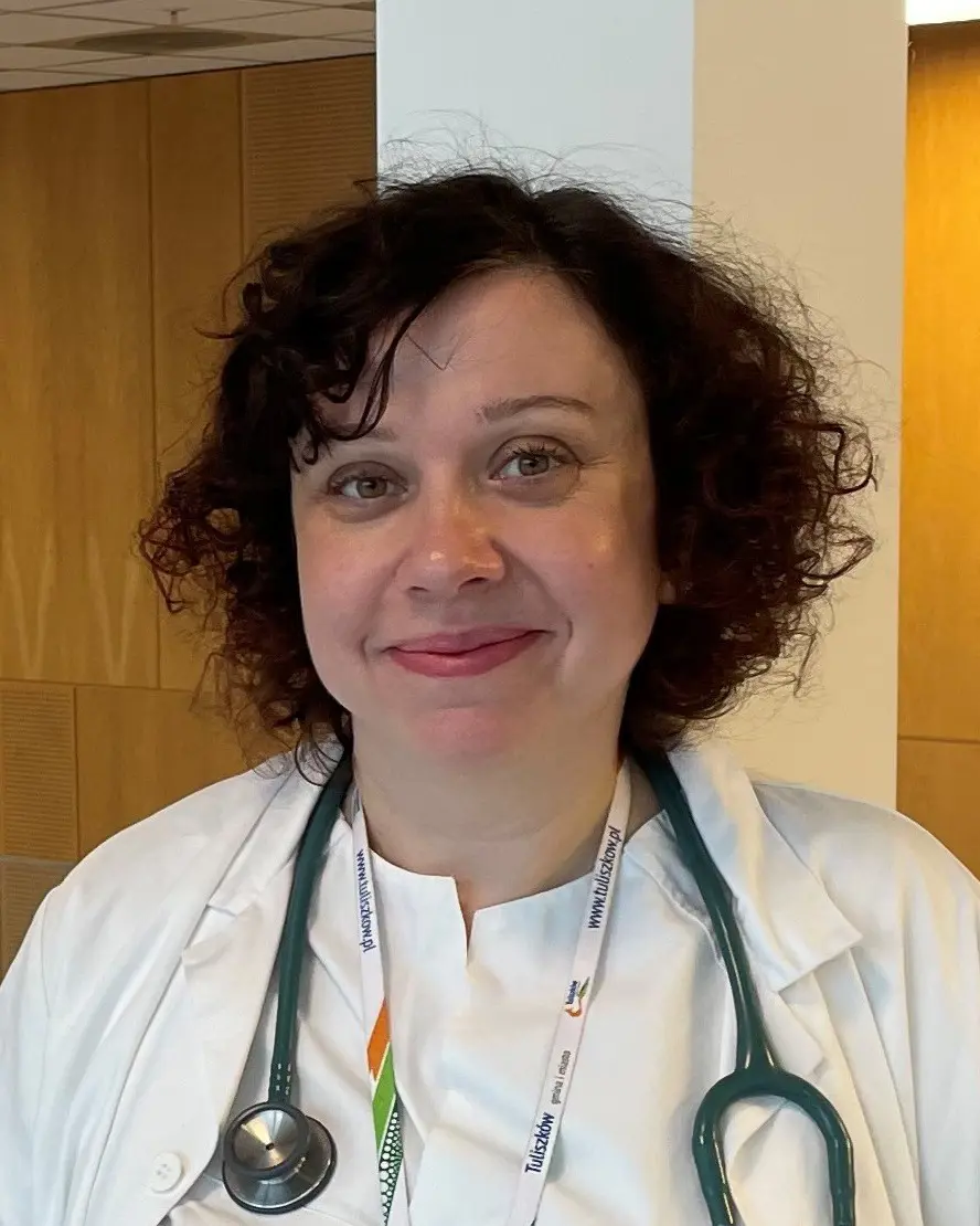 En person med krøllete hår