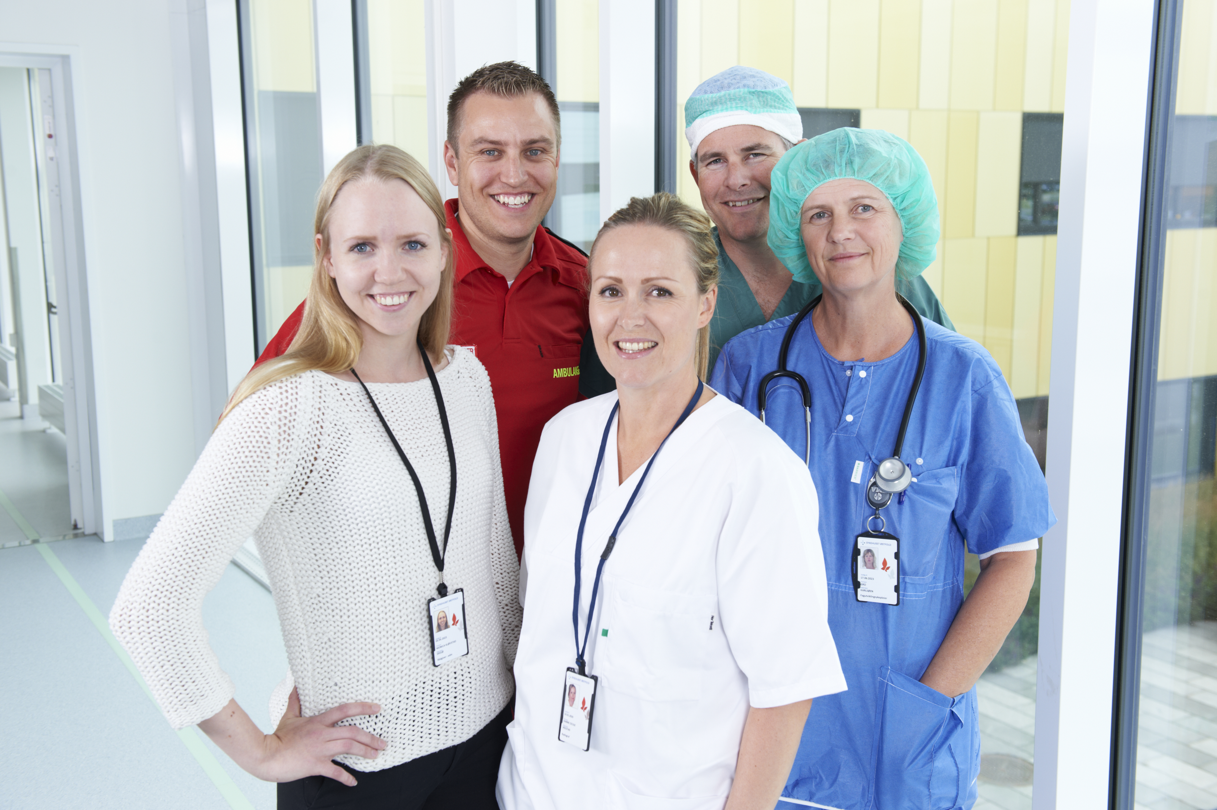 Fem medarbeidere i sykehuset fra forskjellige fagområder