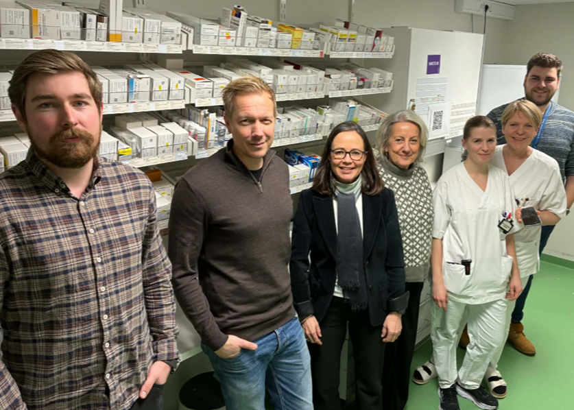 Fra v.: Vetle Aleksander Børstad og Glenn-David Lind, IT-utviklere fra SØ, Cornelia Christina Mender, forretningsutvikler Sykehuspartner, Heidi Halvåg, teamleder Senter for digital utvikling SØ, Åse Haug Kiland, fagsykepleier SiV, Linn Nordbø, seksjonsleder ortopedisk avdeling SiV og Mats Edvin Aarø, sykepleier og rådgiver IKT- og e-helse SiV.