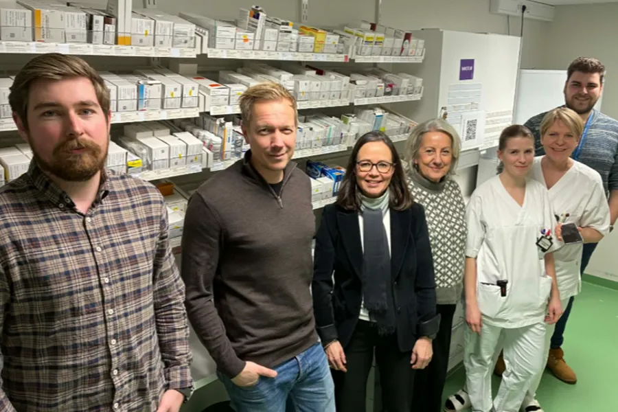 Fra v.: Vetle Aleksander Børstad og Glenn-David Lind, IT-utviklere fra SØ, Cornelia Christina Mender, forretningsutvikler Sykehuspartner, Heidi Halvåg, teamleder Senter for digital utvikling SØ, Åse Haug Kiland, fagsykepleier SiV, Linn Nordbø, seksjonsleder ortopedisk avdeling SiV og Mats Edvin Aarø, sykepleier og rådgiver IKT- og e-helse SiV.