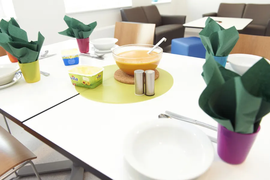 Et bord med tallerkener og boller på