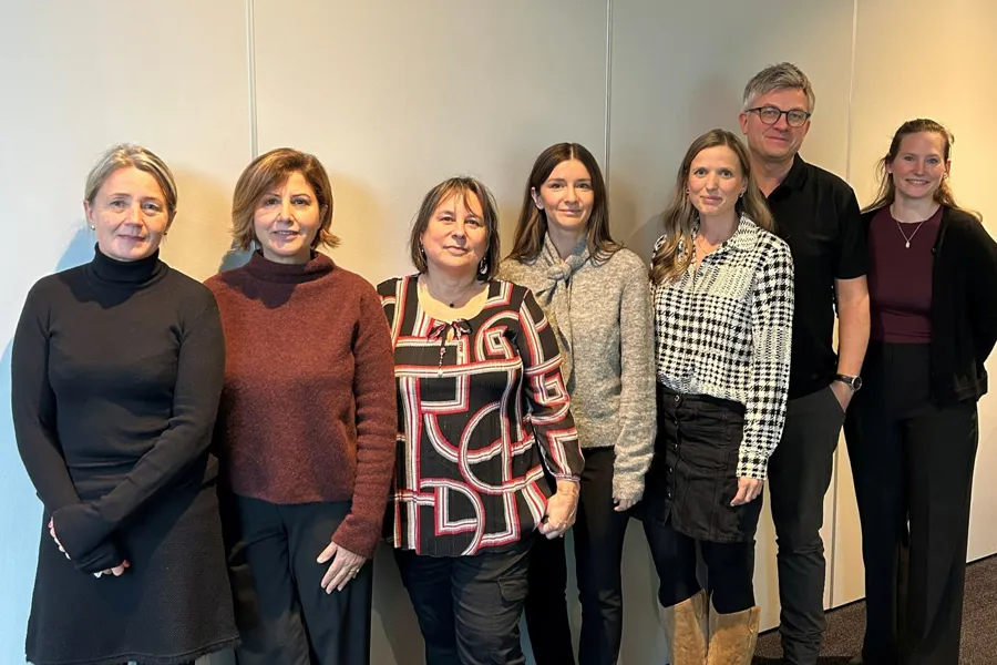 En gruppe mennesker som poserer for et bilde