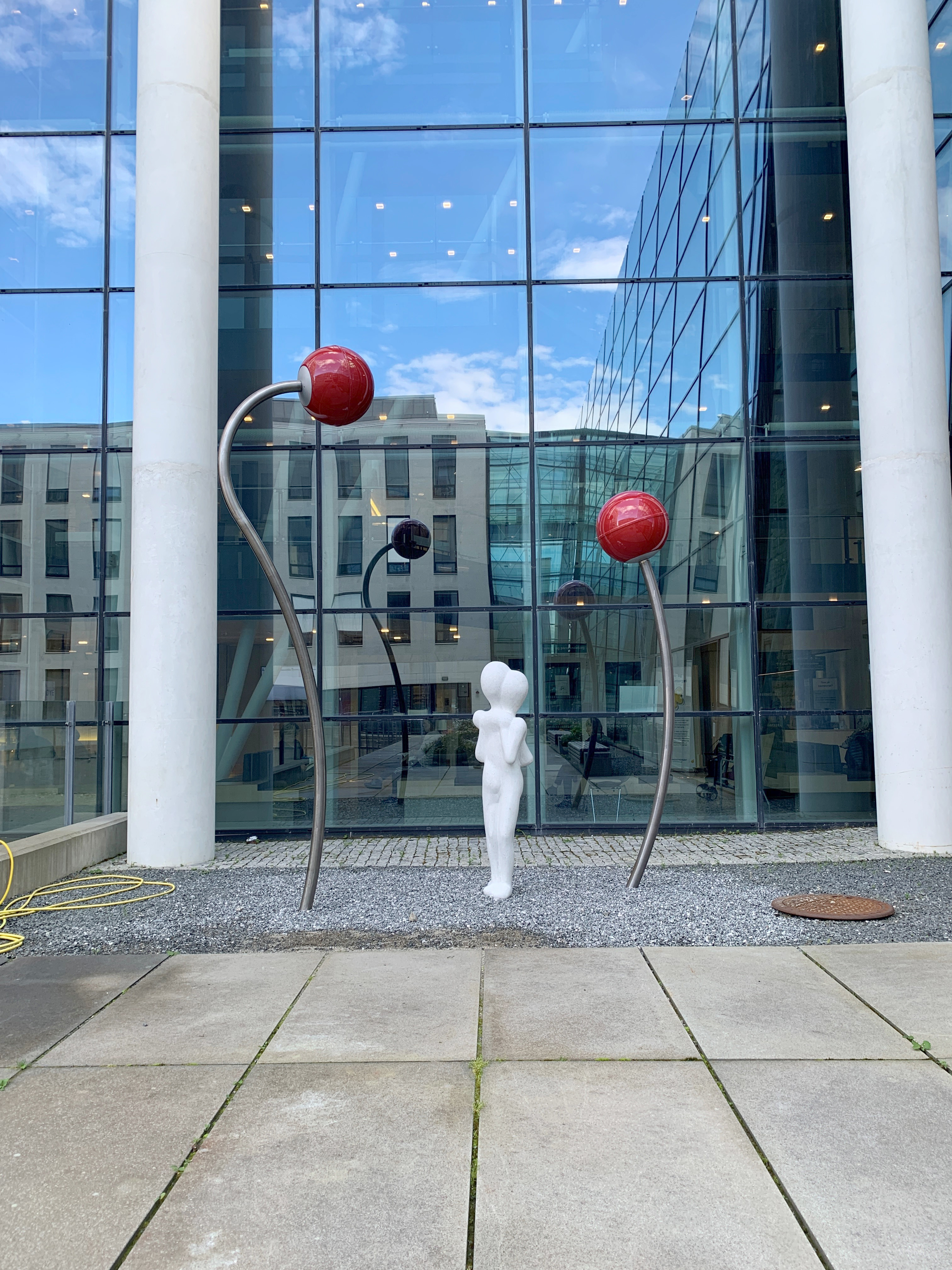 To hvite statuer som holder rundt hverandre