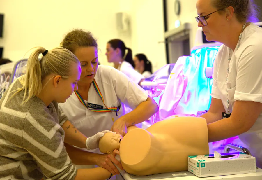 Demonstrasjon av fødsel med dukker