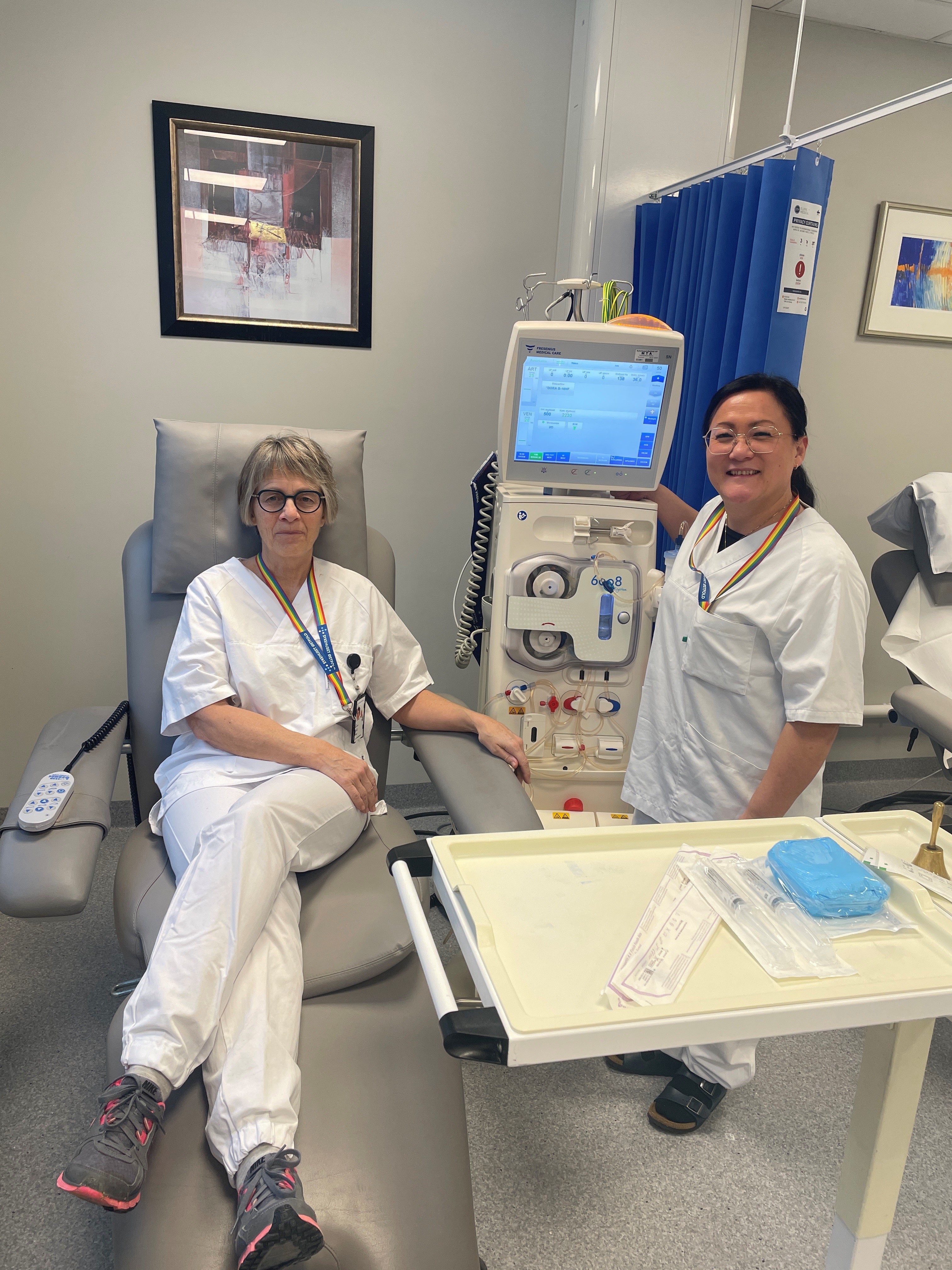 Dialysemaskin og medarbeidere