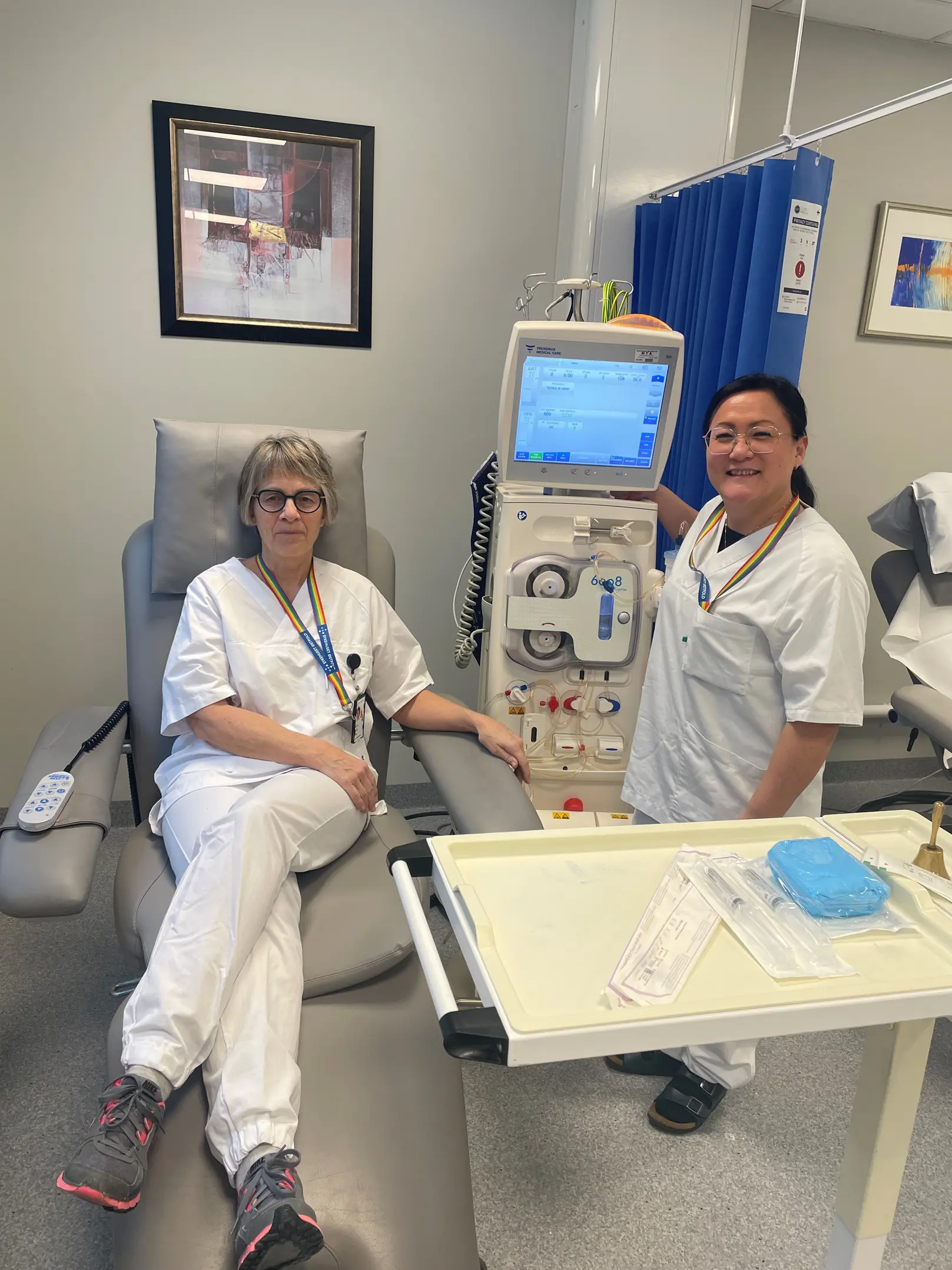 Dialysemaskin og medarbeidere