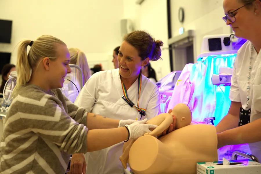 Demonstrasjon av fødsel, babydukken er ute av livmoren