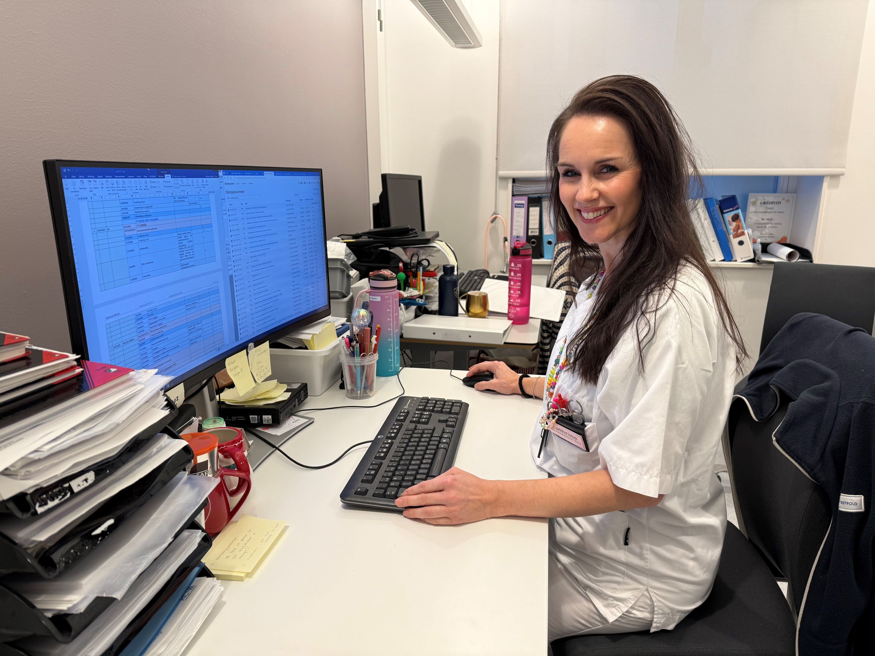 Cathrine Iversen ved arbeidsplassen