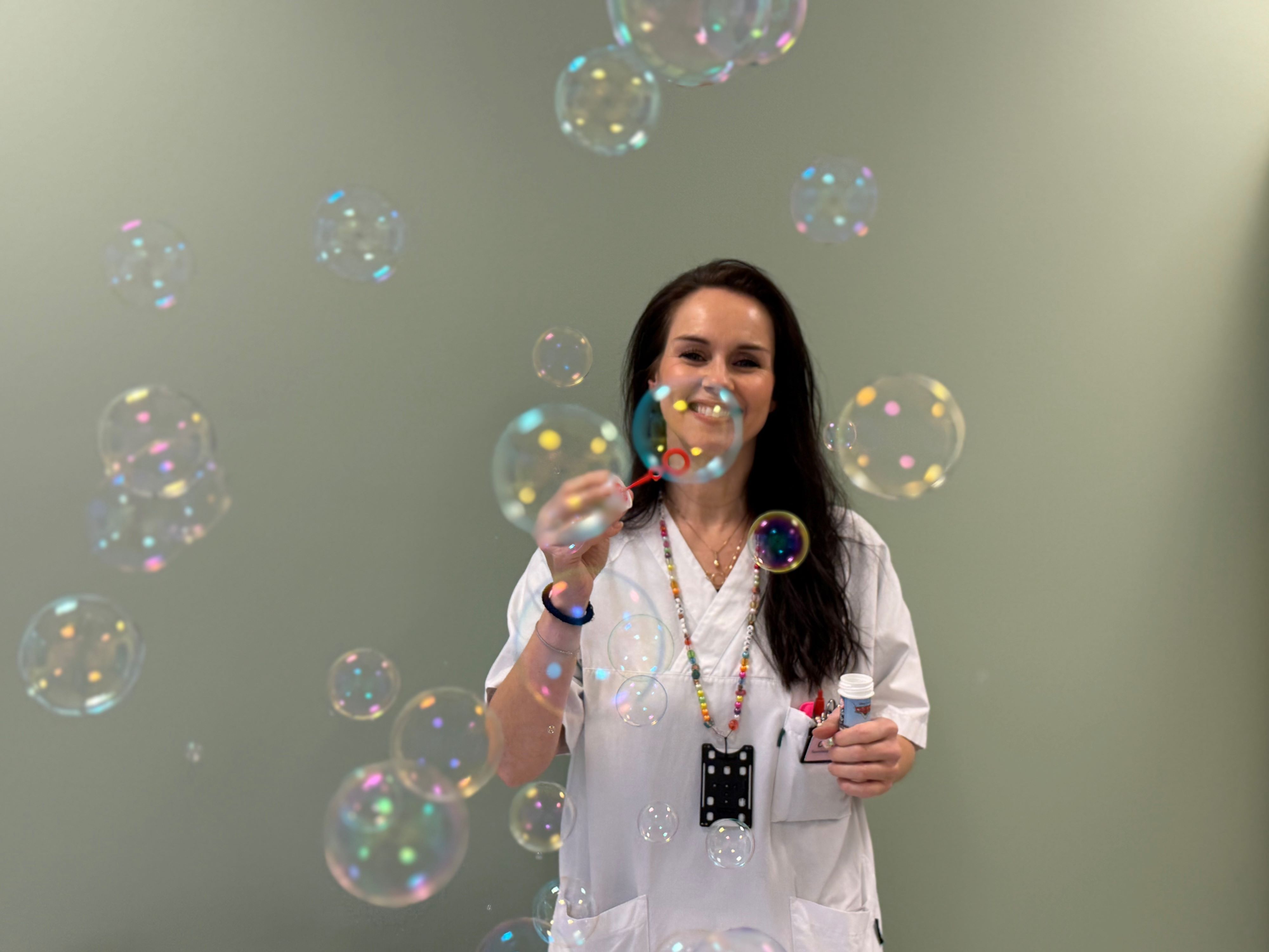 Cathrine Iversen blåser såpebobler