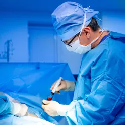 Illustrasjon: En lege som tar benmargsprøve