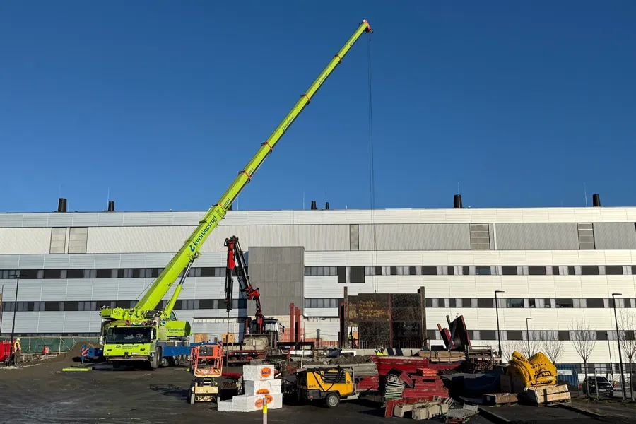 En kran ved siden av en bygning