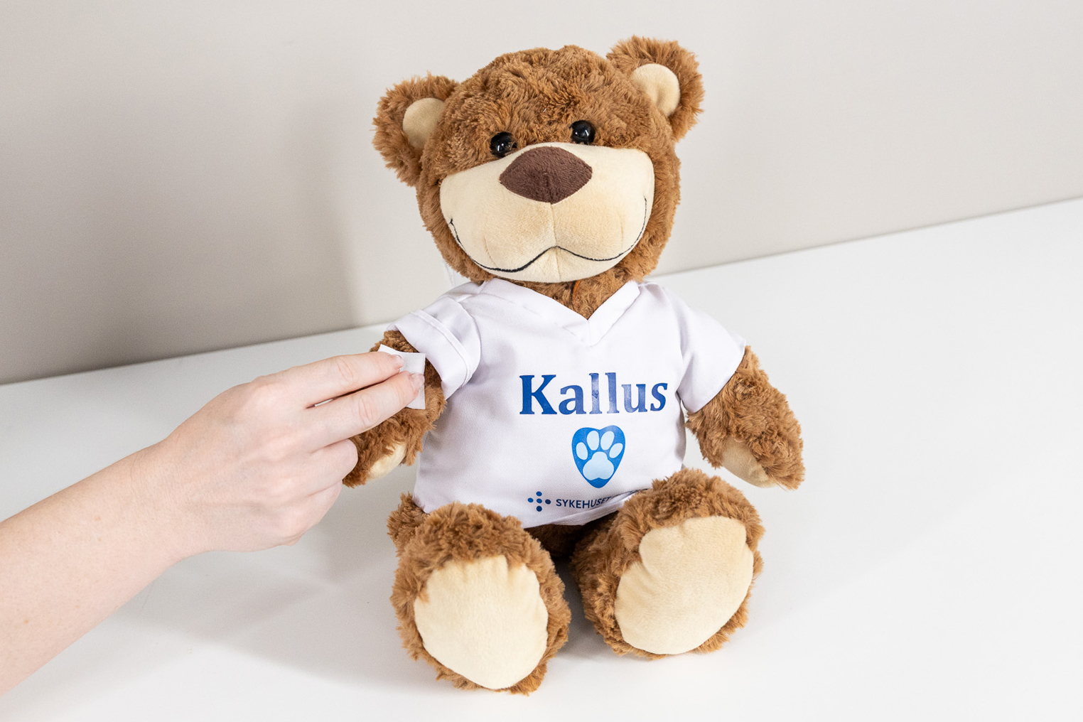 Kallus som får armen vasket før blodprøvetaking