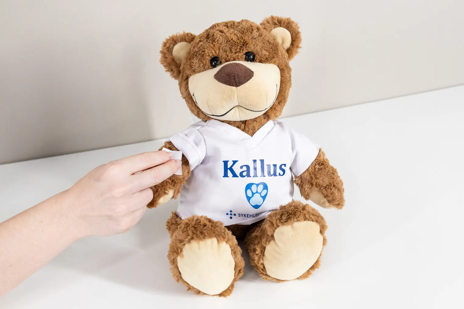 Kallus som får armen vasket før blodprøvetaking