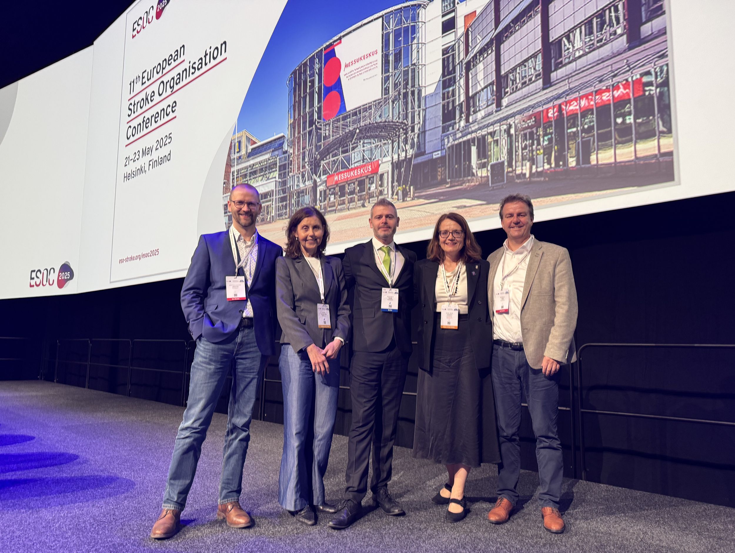 Studieteamet i TenCRAOS ved OUS: Fra v. professor Øystein Jørstad, øyeavdelingen, professor Mona Skjelland, nevrologisk avdeling, stipendiat Stephen J. Ryan, nevrologisk avdeling, professor Anne Hege Aamodt, nevrologisk avdeling og professor og avdelingssjef på øyeavdelingen Morten C. Moe, på ESOC i Helsinki, Mai 2025.