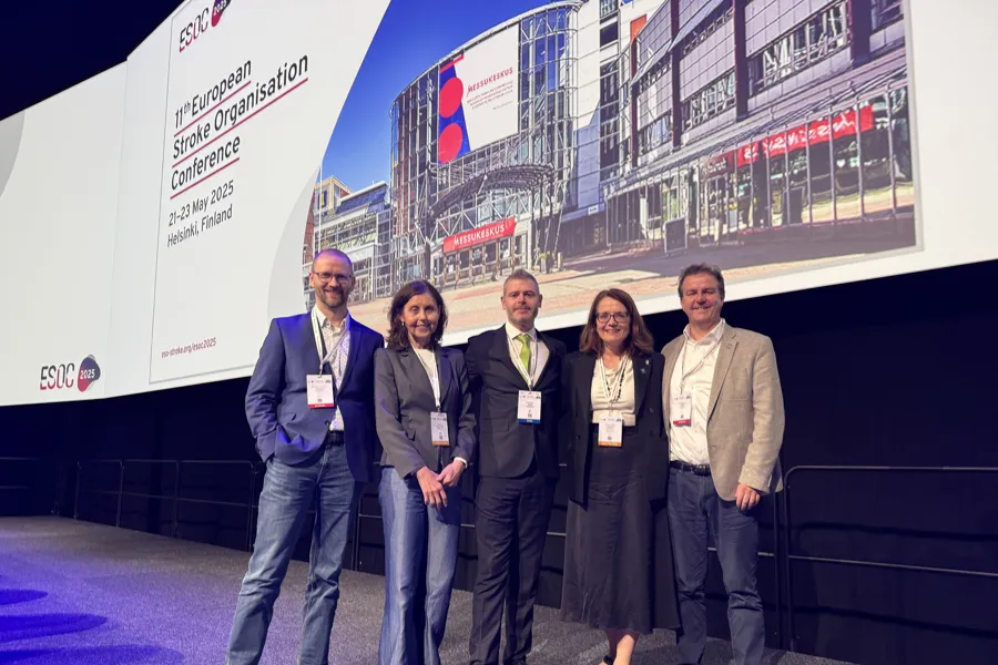 Studieteamet i TenCRAOS ved OUS: Fra v. professor Øystein Jørstad, øyeavdelingen, professor Mona Skjelland, nevrologisk avdeling, stipendiat Stephen J. Ryan, nevrologisk avdeling, professor Anne Hege Aamodt, nevrologisk avdeling og professor og avdelingssjef på øyeavdelingen Morten C. Moe, på ESOC i Helsinki, Mai 2025.