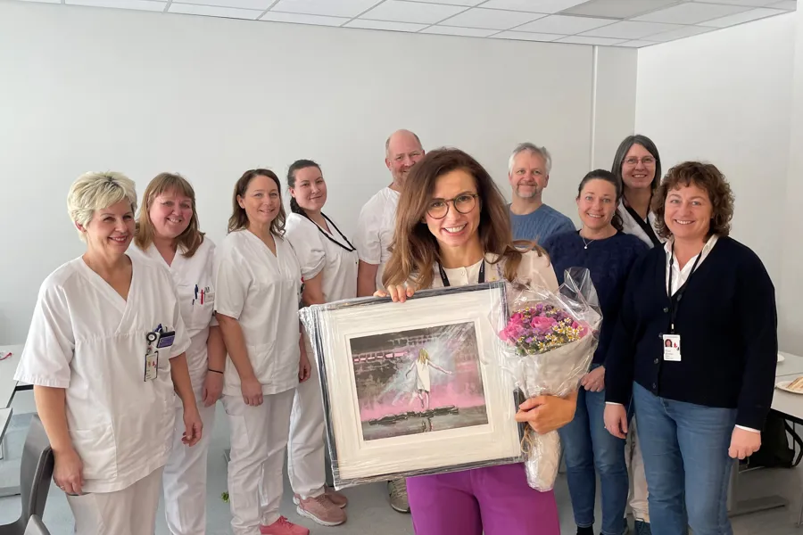 En gruppe mennesker som poserer for et bilde