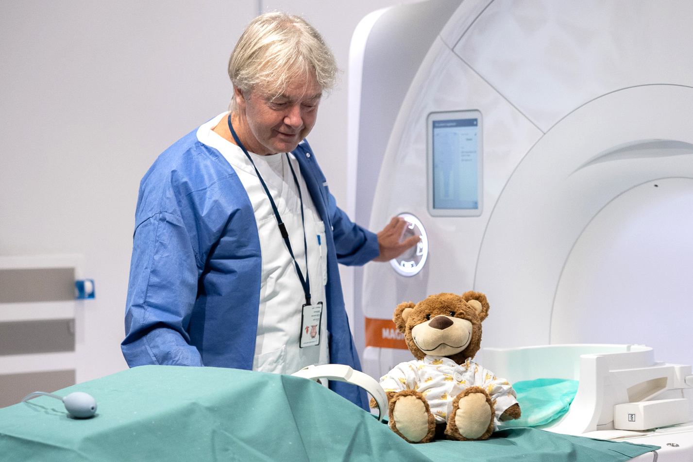 Kallus tar MR og radiograf viser hvordan maskinen virker