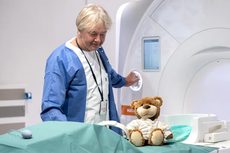 Kallus tar MR og radiograf viser hvordan maskinen virker