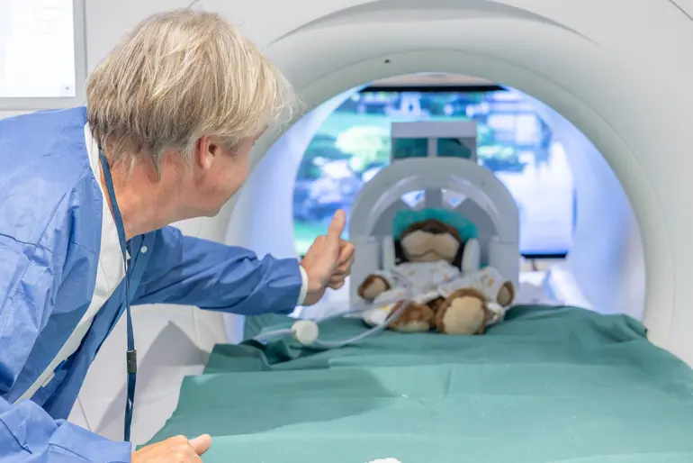 Kallus tar MR mens radiografen sjekker at han har det bra