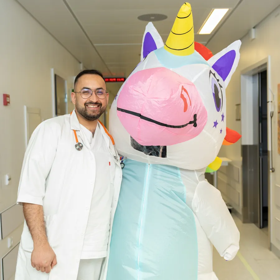 Ali Raza Naqvi og en stor, barnevennlig figur