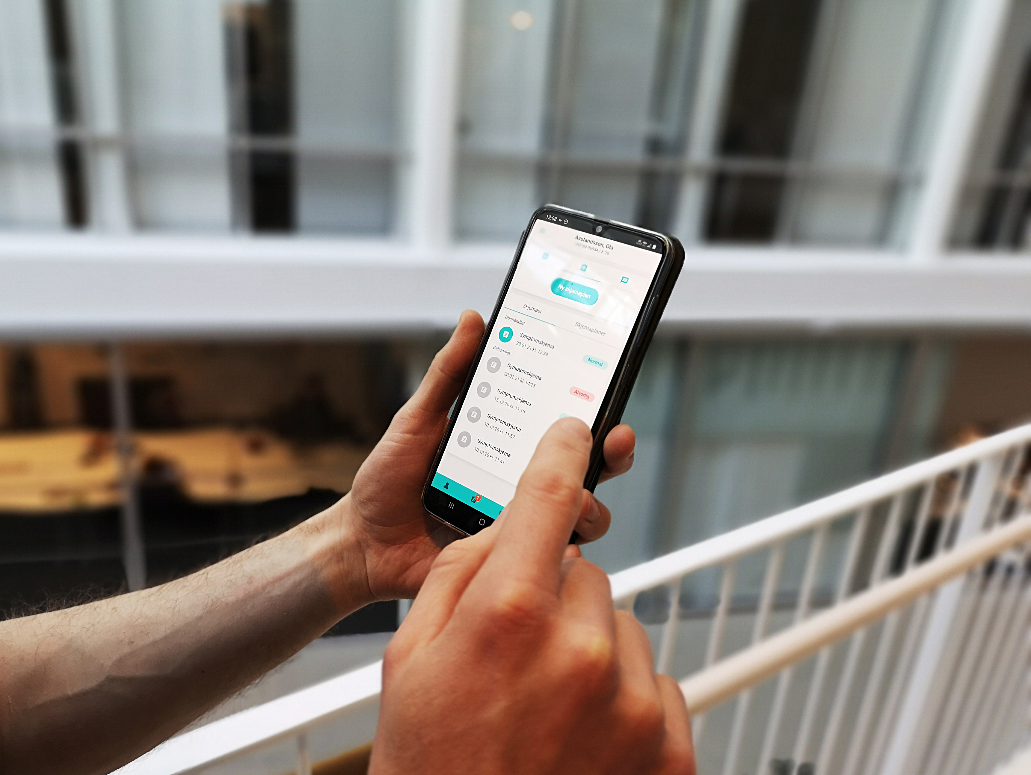 Illustrasjonsbilde: En person som holder en mobil