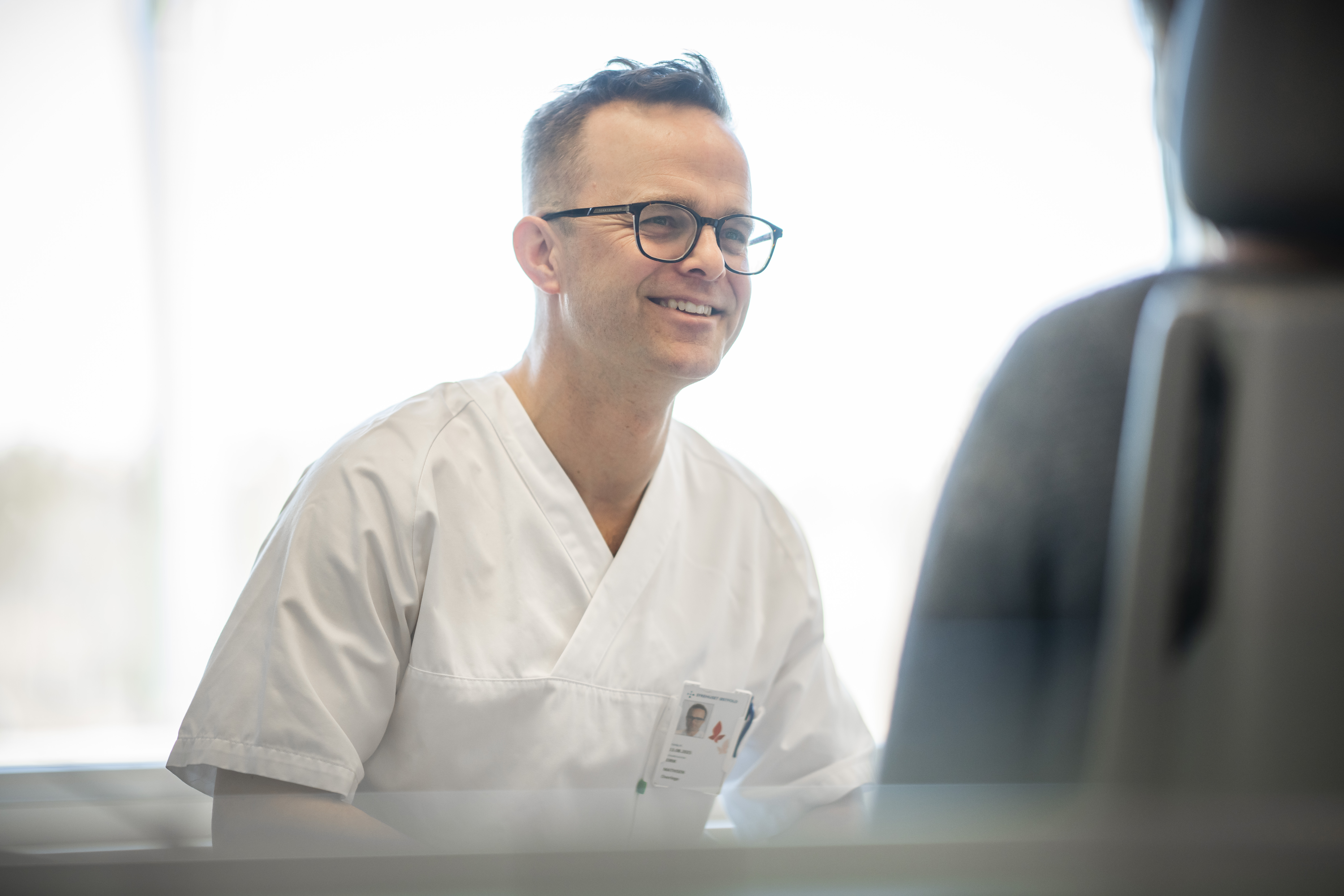 Illustrasjonsbilde: En lege snakker med en pasient