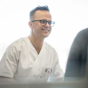 Illustrasjonsbilde: En lege snakker med en pasient