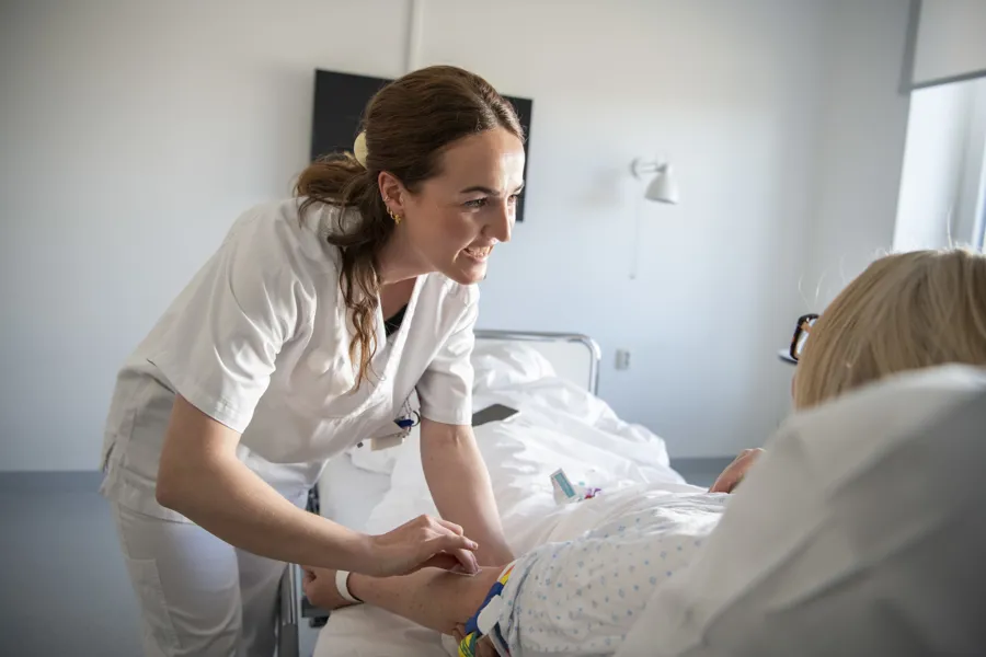 Illustrasjonsbilde: Sykepleier snakker med en pasient