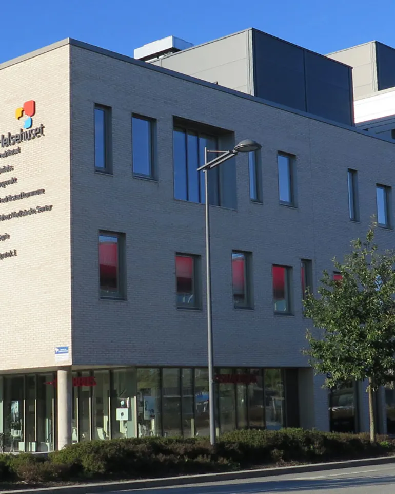 En stor bygning med en gate foran seg