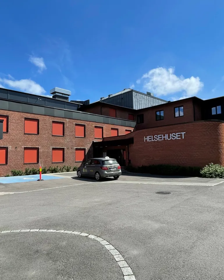 En bil parkert foran en bygning