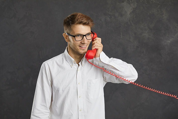 En mann som snakker i fasttelefon