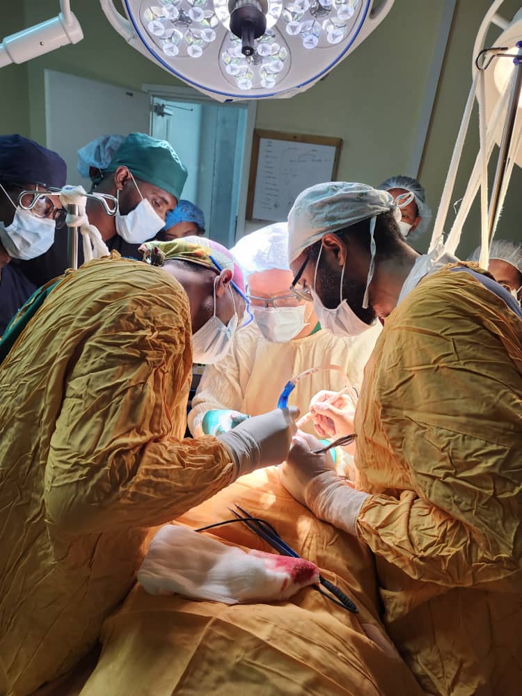 En gruppe kirurger som utfører kirurgi