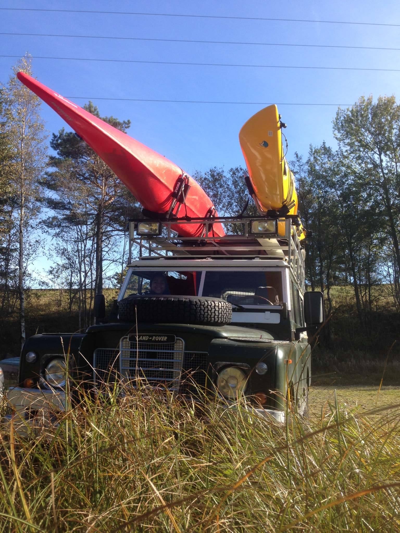 Bil med kajakker på taket