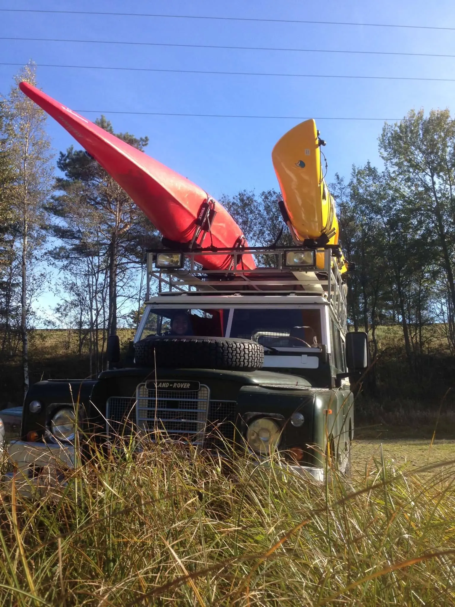 Bil med kajakker på taket