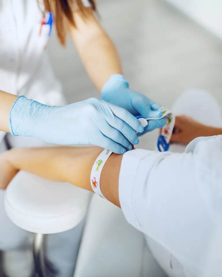 En bioingeniør tar blodprøve på en kvinne