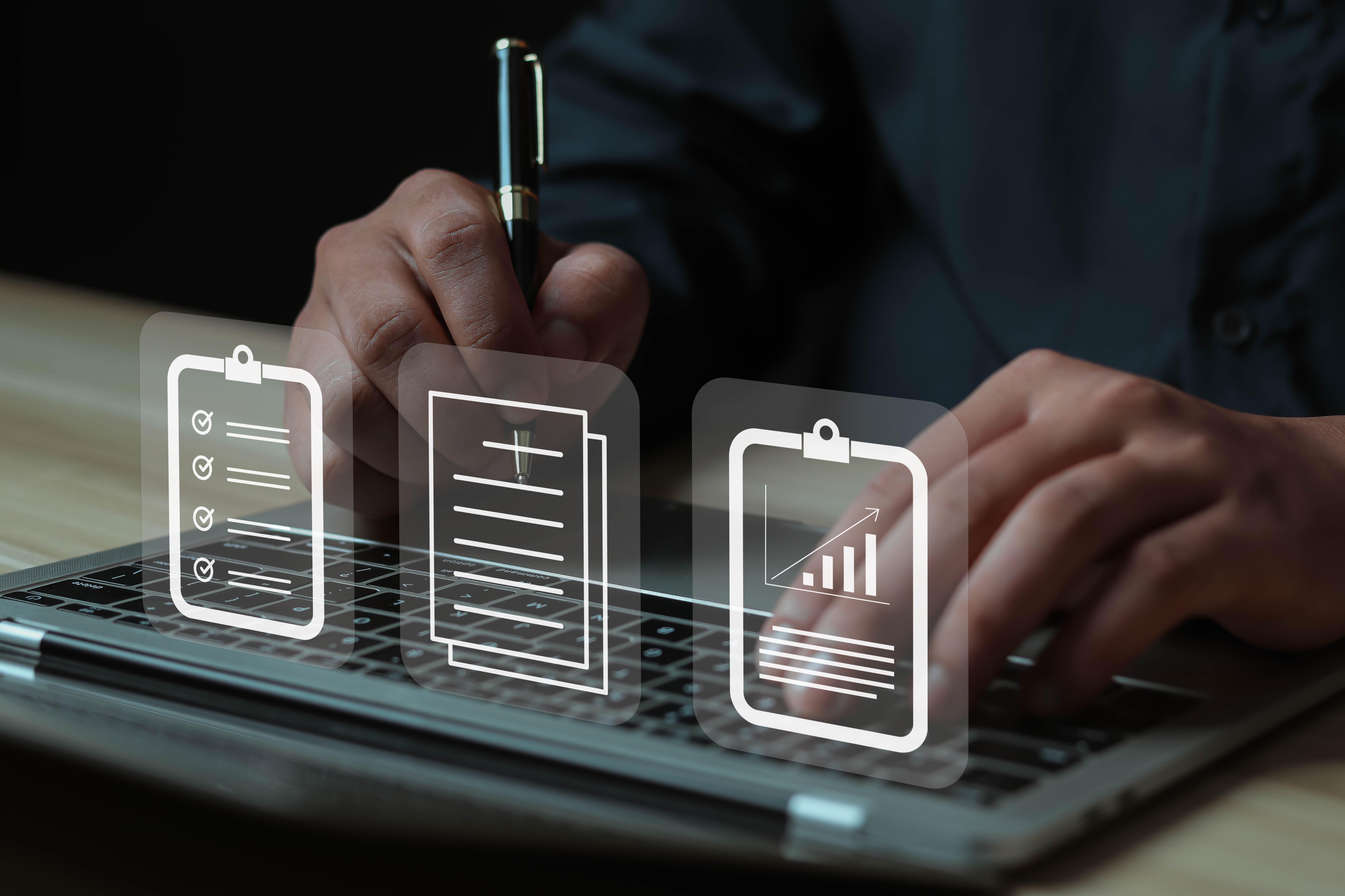 En person som skriver på en bærbar PC