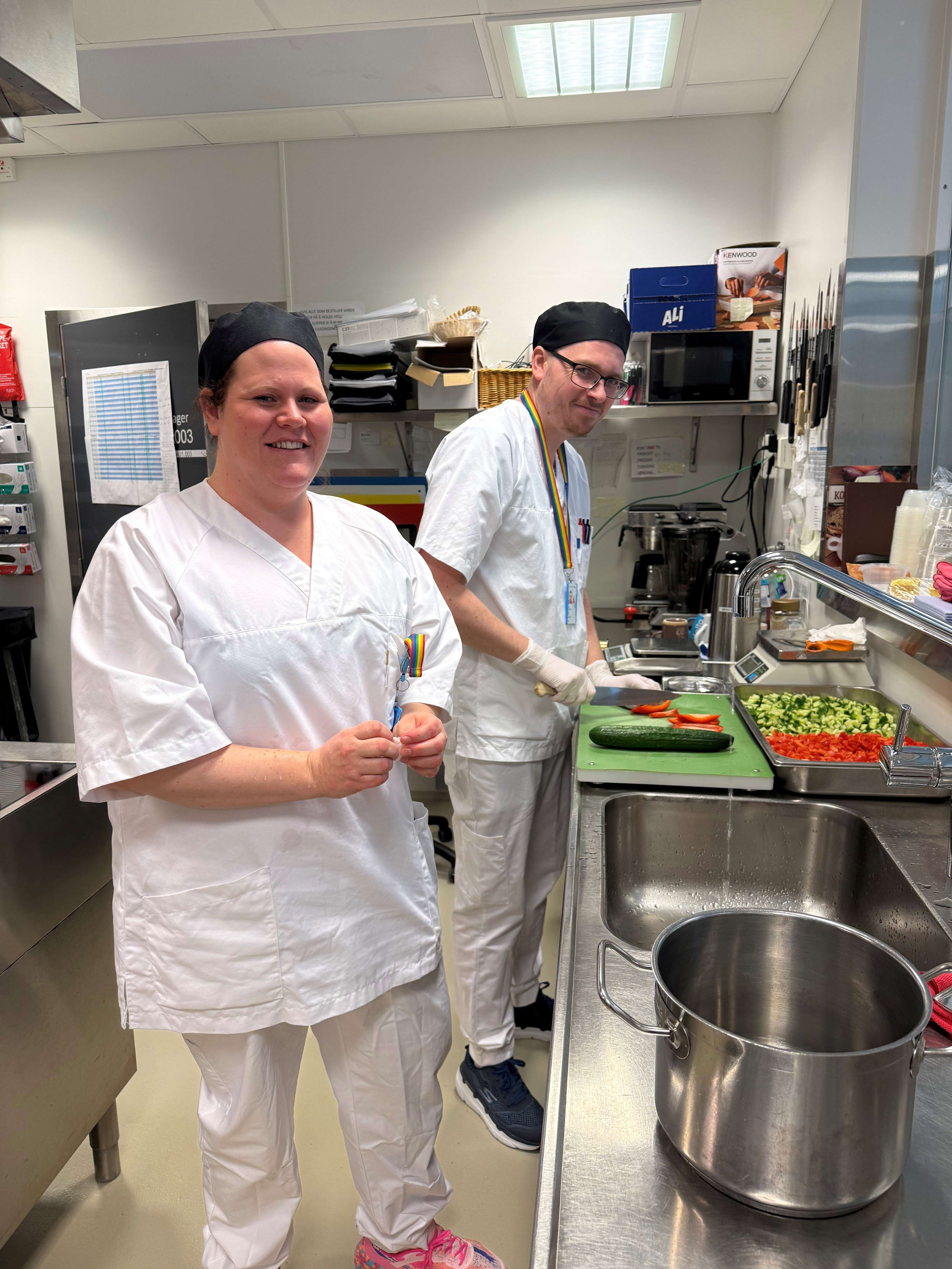 Et par kokker på et kjøkken