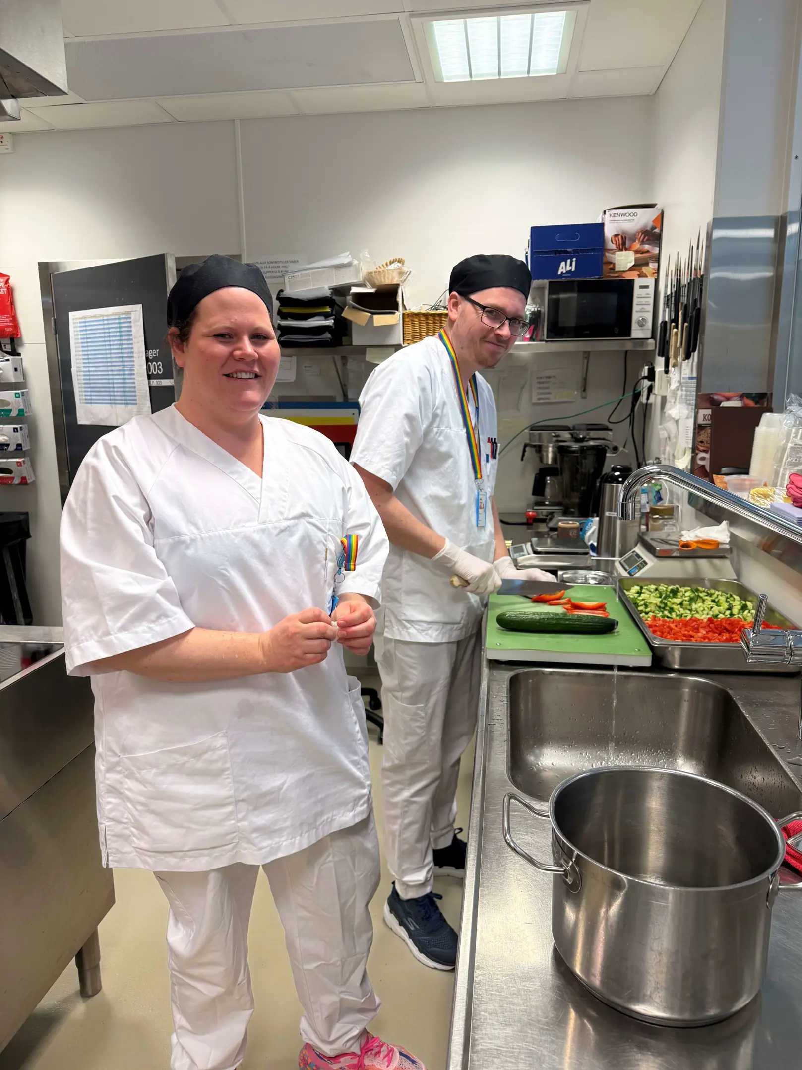 Et par kokker på et kjøkken