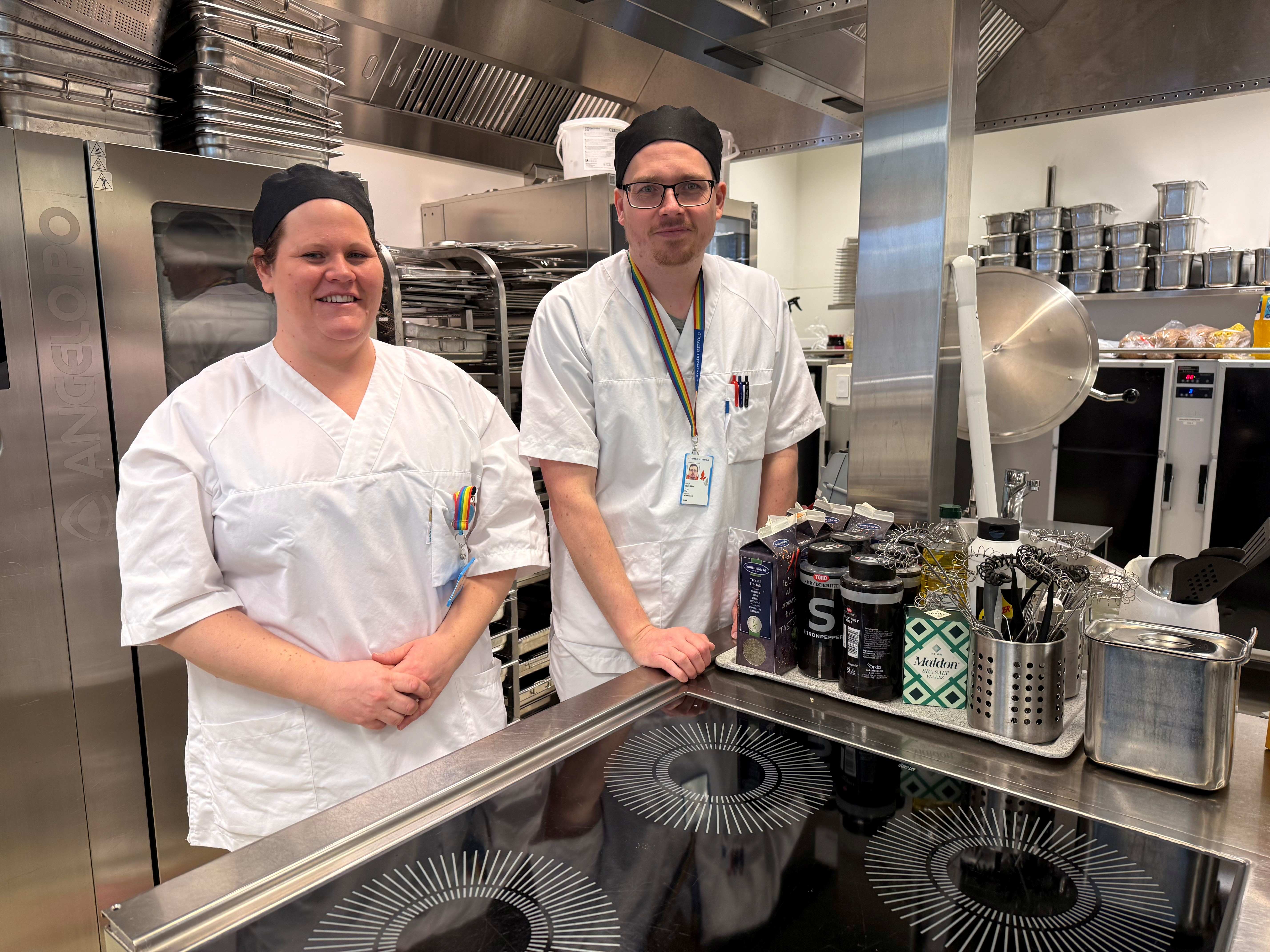 Et par kokker på et kjøkken